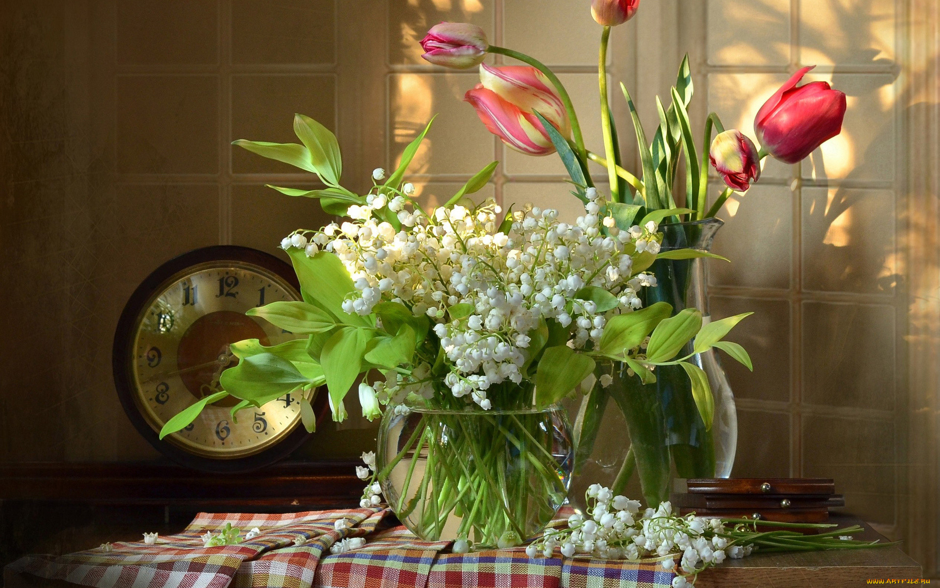 Фото тюльпаны в вазе на столе. Цветы в вазе. Цветы в вазе на столе. Букет цветов в вазе на столе. Ваза на столе.
